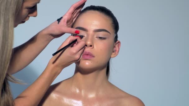 化妆师使用粉末 口红和眼影 完美的晚妆完美皮肤的美女由年轻女子组成的专业化妆艺术家 — 图库视频影像