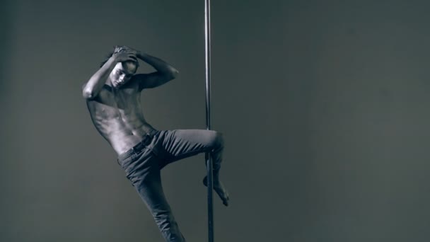 Taniec Rurze Seksowny Facet Tańczący Słupie Seksownie Szczupłe Muskularne Męskie — Wideo stockowe