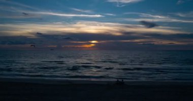Kara bulut fırtınalı deniz. Gün batımı, gün doğumu. Gün batımı zamanı, denizde gün doğumu. Doğanın ışığı. Gökyüzü deniz bulutları. Timelapse Sky ve Clouds günbatımı denizinde ilerliyor. Güneşli deniz göğü