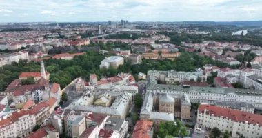 Charles Köprüsü, Prag 'daki Vltava Nehri, Çek Cumhuriyeti. Şehir panoraması. Prag 'ın panoramik manzaralı eski kasabası. Prag üzerinde insansız hava aracı uçuşu, üst manzara. Vltava Nehri