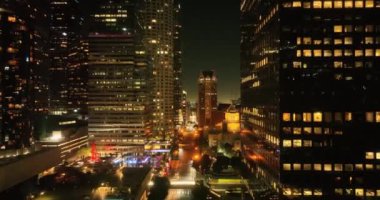 Los Angeles şehir merkezi hava manzaralı. Gece vakti Los Angeles şehir merkezinde. Finans Bölgesi, geceleri ünlü gökdelenler. Los Angeles Belediye Binası. Los Angeles Finans Bölgesindeki gökdelenler