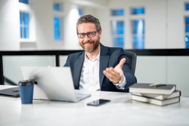 Modern ofiste girişimci girişimi sahibi bir iş adamı. Çalışma alanında çalışan bir işadamı. İş portresi. Kendine güvenen bir iş adamı. İş, finans ve istihdam. Başarılı bir ofis çalışanı.