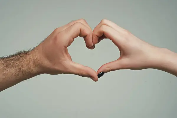 爱情和情人节的象征 情人节贺卡 情人节贺卡 情人节设计 情人节快乐 男性和女性的手是心形的 双手呈爱心的形状 情人节的爱 — 图库照片