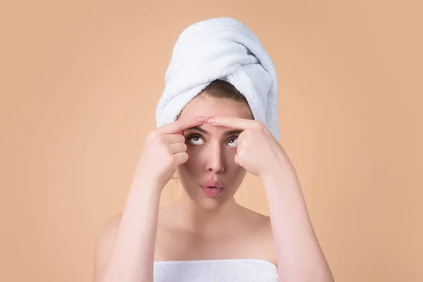Žena Vymačkává Pupínky Čele Akné Pupínek Kůži Dermatologie Puberťačka Problém — Stock fotografie