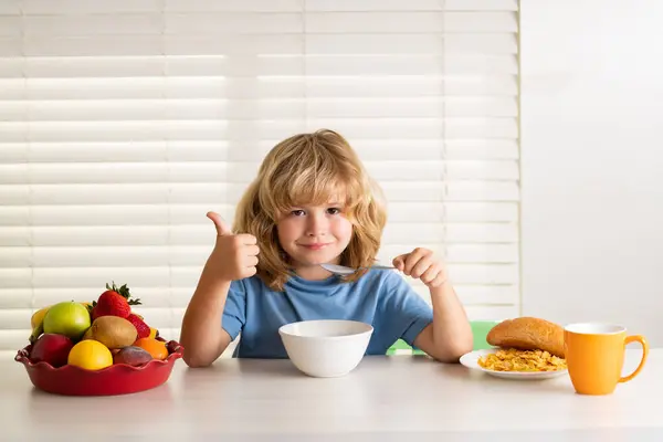 Chłopiec Jedzący Zdrowe Warzywa Śniadanie Mlekiem Owoców Warzyw Jedzenie Przez — Zdjęcie stockowe