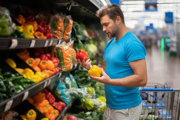 Pria Tampan Dengan Keranjang Belanja Dengan Bahan Makanan Orang Membeli — Stok Foto