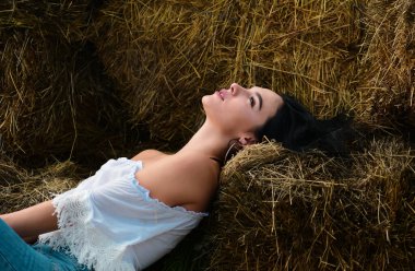 Güzel bir kızın yüzü, kırsal kesimde genç bir kadının dış portresi. Romantik yaz kadını