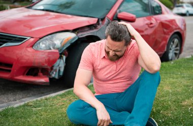 Umutsuzluk içindeki genç bir adam başını tuttu, araba yolda bozuldu.