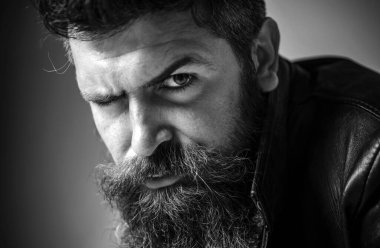 Yakışıklı bir adamın portresi. Ciddi yüzlü bir adamın yakın portresi. Mafya babası.