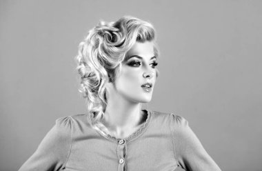 Moda sarışın kadın modeli portresi. Genç, güzel bir kadın yüzü. Genç bir kadının portresi