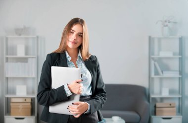 İş yerinde resmi giyinmiş genç iş kadını muhasebeci portresi. Başarılı kadın menajer, güzel sekreter kız.