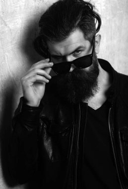 Vahşi, öfkeli bir çete üyesi yaşam tarzı, ciddi yakışıklı bir adam. Sakallı hippi.