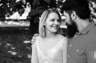 Sevgi ve şefkat. Çift birbirine dışarıda bakar.