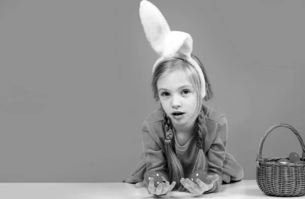 Dziecko Jajkami Wielkanocnymi Mała Dziewczynka Króliczych Uszach — Zdjęcie stockowe