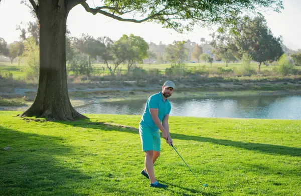 Golfçü yaz sahasında golf oynuyor.