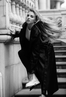 Şehir sokaklarında güzel genç bir kadın. Güzel, genç bir moda kadını. Dışarıda moda kıyafetli çekici bir kadın var.