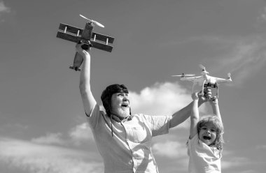 Oyuncak uçağı ve gökyüzüne karşı kuadkopter dronu olan büyükbaba ve torunu. Seyahat hayali kuran bir çocuk pilot. Aile İlişkisi Büyükbaba ve Çocuk