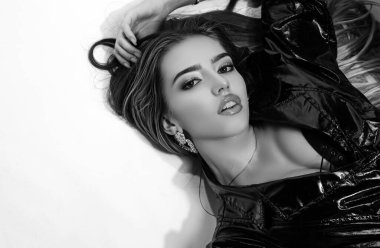 Bayan, müstehcen. Seksi, zarif genç bayan. Gri üzerine güzel kadın portresi. Güzel sarışın kadınlar. Lateks deri moda.