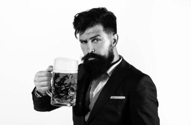 Sakallı adam bira içer. Elinde bira bardağı olan adam.