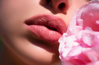 Mükemmel doğal dudak makyajı. Güzel bir kadın ağzıyla makro fotoğrafı çek. Dolgun dudaklar. Güllü güzel kadın dudakları