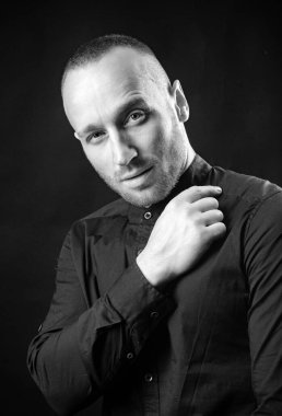 Siyahların yüzünde ciddi bir ifade olan kendine güvenen çekici bir adam.