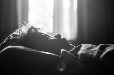 Yatakta uyuyan çocuk. Sessiz bir uyku. Rahat çocuklar sabahları uykulu olurlar.