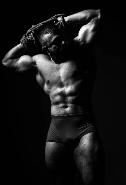 ロープを持つ健康な筋肉の若い男 黒の背景に隔離された — ストック写真