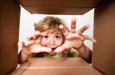 Çocuklar için karton kutuları açıyorum. Çocuk karton teslimat kutusunu açar, paketi açar ve kapatır.