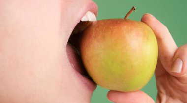 Diş bakımı. Sağlıklı beyaz dişler elmayla kapanır.