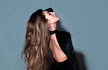 Kadın yüzü. Şehvetli genç kadın modelinin portresi.