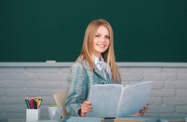 Öğrenci sınava hazırlanıyor ve kitap okuyor.