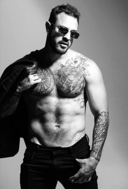 Moda ve seksi erkek model. Seksi bir adam. Çıplak erkek omuzları, üstsüz atletik vücudu.