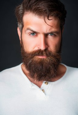 Yakışıklı bir gencin yakın portresi.