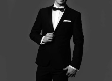 Erkek giyimi modası. Klasik takım elbiseli. Zarif ve şık bir hippi. İş kıyafetleri. Zengin yaşam tarzı. İzole edilmiş