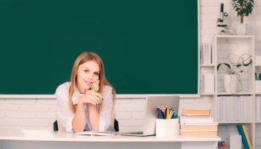 Lise öğrencisi sınıfta İngilizce ya da matematik öğreniyor. Öğrenci eğitimi konsepti. Gülen kız ya da öğretmen portresi tahtada