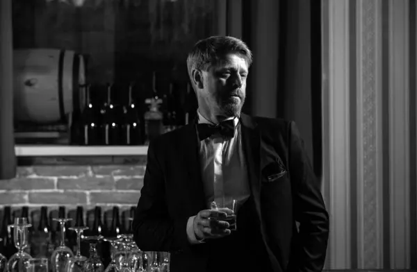 Gentleman Med Whisky Man Dricker Alkohol Baren Snygg Man Kostym — Stockfoto