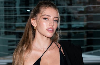Vücut kıyafetli manken portresi. Güzel yüzlü güzel seksi bayan. Moda tarzının seksi portresi. Güzel, genç bir madel.
