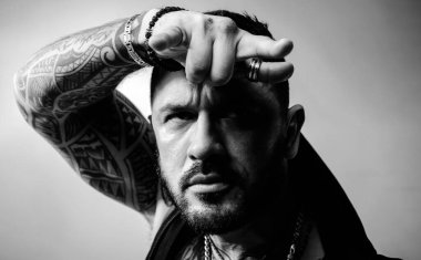 Boğa adam. Heyecanlı bir jestle Yakışıklı Genç Adam 'ın yakın portresi. Moda erkek modeli. Pahalı kıyafetler giyen zengin bir adam.