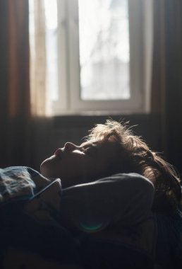 Küçük çocuk yatakta uyuyordu. Sessiz çocuk uyuyor.