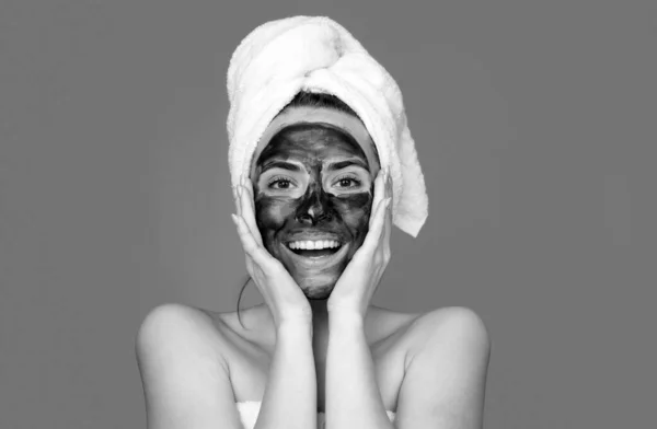 Mujer Sonriente Máscara Spa Concepto Belleza Retrato Saludable Máscara Facial — Foto de Stock
