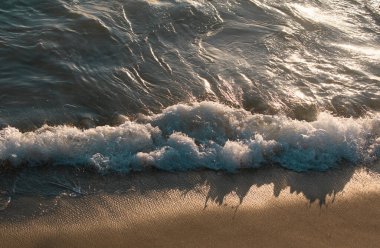 Tropik sahilde mavi sakin deniz. Sakin okyanus dalgaları
