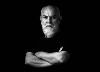 Ciddi kıdemli adam. Siyah arka planda izole edilmiş gri saçlı zarif bir son sınıf öğrencisinin portresi.