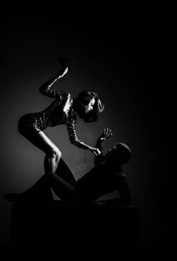 Evli çift ve cinsel sorunlar kavramı. Kızgın kadın. Ön sevişmede baskın cinsel rol yapma