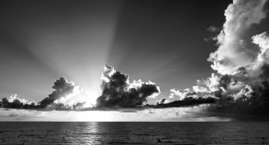 Gün batımı deniz manzarası. Sakin dalgalarla renkli sahil gündoğumu. Doğa deniz göğü. Derin mavi gökyüzü ve güneş ışınlarıyla renkli okyanus plajı gündoğumu. Farklı renkte bulutlarla gün doğumu