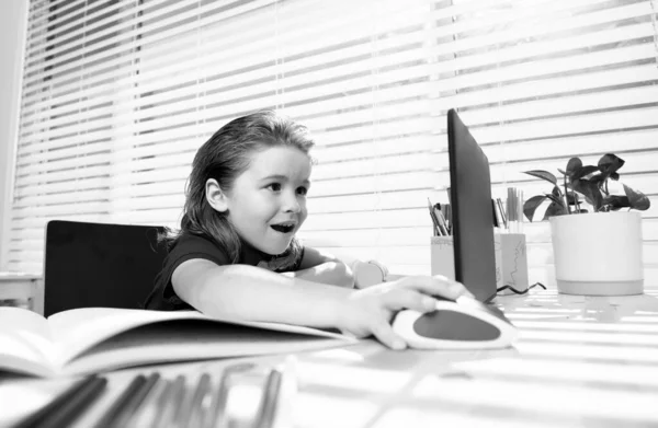 Scolaro Sta Studiando Online Educazione Casa Bambini Apprendimento Distanza Bambino — Foto Stock