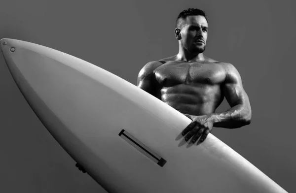 Een Man Het Strand Met Surfplank Een Jonge Surfer Met — Stockfoto