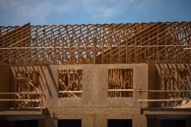 Çatı katı. Standart ahşap çerçeveli çatı kirişli bina. Çatı Kereste Çerçevesi Evi. Yeni inşa edilen evin çerçevesi. İnşaat alanı. İnşaat kirişleri kerestesiyle yapılmış çatı kirişleri.