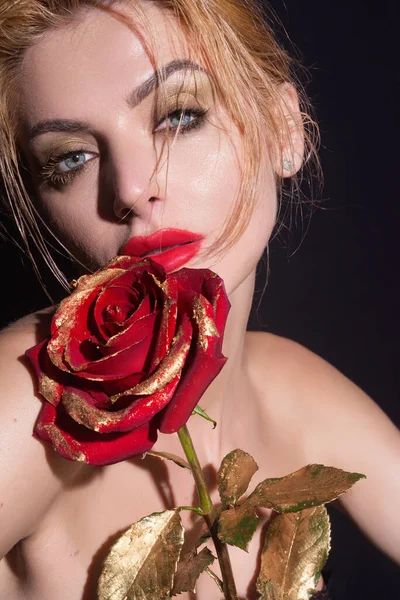 红玫瑰花的年轻漂亮性感女子的画室美像 — 图库照片