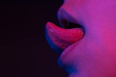 Dil ve seksi kadın dudakları. Seksi şehvetli kadınlar ağızlarını açar. Dil yalama. Dilini Gösteren Bir Kadının Yakın Çekim Fotoğrafı. Uzun dilli komik ve çekici bir kadının yakın plan fotoğrafı. Seksi ağız yalama.