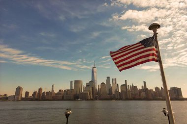 Amerikan bayrağı. Anma Günü, Gaziler Günü, 4 Temmuz. New York yakınlarında Amerikan Bayrak Dalgası, Manhattan manzaralı. Bağımsızlık Günü. İşçi Partisi, Bayrak, Vatanseverler, Cumhurbaşkanlığı Günü